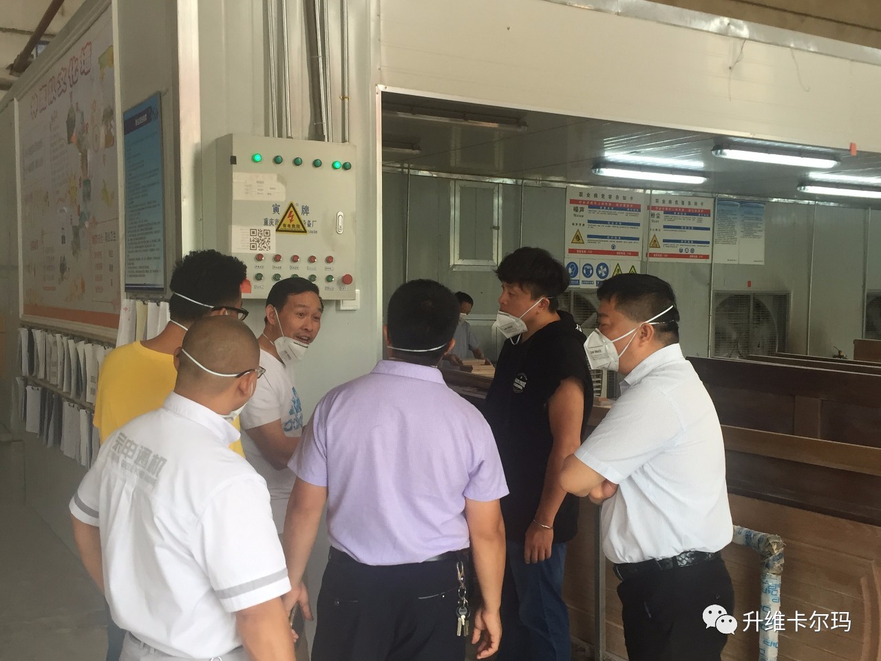 王总与参观人员交流生产区域电力设施管理及保护,从源头上降低、杜绝因用电不当引发的安全事故.jpg